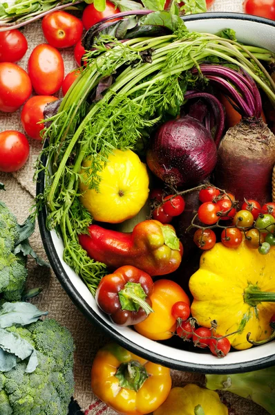 Organic food concept. A bowl of fresh juicy colored vegetables. Bright peppers, cherry tomatoes, squash, onions, carrots and beets. Vegetarian, vegan products. Vegetable wallpaper — Stock Photo, Image