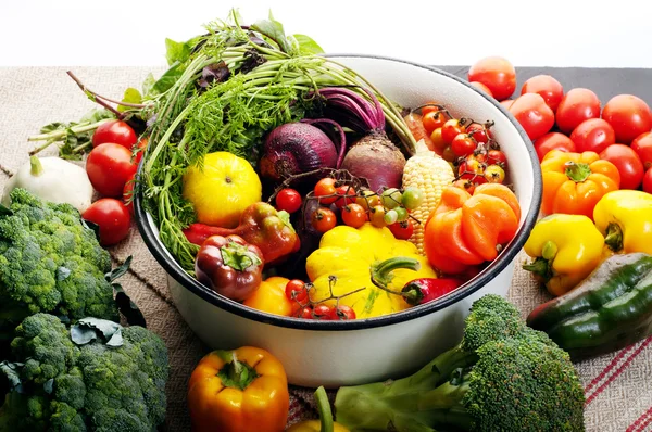 Bio-Lebensmittel-Konzept. eine Schüssel mit frischem saftig gefärbtem Gemüse. helle Paprika, Kirschtomaten, Kürbis, Zwiebeln, Karotten und Rüben. vegetarische, vegane Produkte. Gemüsetapete — Stockfoto