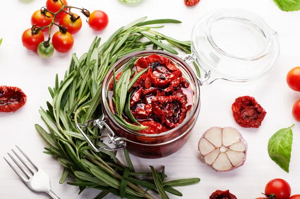 Sonnengetrocknete Tomaten in einem Glas auf weißem Hintergrund. vegetarisches, veganes Konzept. mediterrane und italienische Küche — Stockfoto