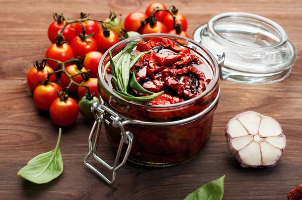 Sonnengetrocknete Tomaten in einem Glas auf braunem Holzgrund. vegetarisches, veganes Konzept. mediterrane und italienische Küche — Stockfoto