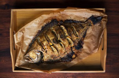 Limon ve baharatla pişirilmiş balık tepsisi.