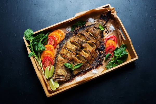 Pescado Marino Horno Platija Sobre Una Bandeja Bambú Sobre Fondo — Foto de Stock