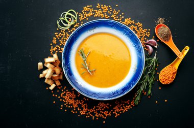 Kırmızı mercimek püresi çorbası. Kapalı taneli mercimek, baharat ve otlar. Vejetaryen konsepti