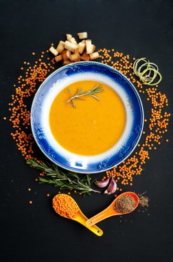 Kırmızı mercimek püresi çorbası. Kapalı taneli mercimek, baharat ve otlar. Vejetaryen konsepti