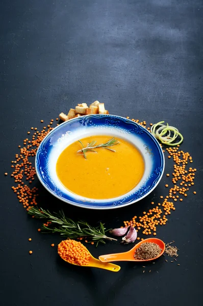 Суп из красной чечевицы. Закройте чечевицу, специи и травы. Вегетарианская концепция — стоковое фото