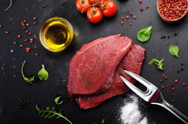 Kara tahta üzerinde ham sığır eti biftek. Arka ışık. Eti biftek yemek için hazırlanıyor kavramı