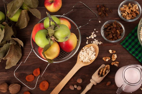 Comida de dieta de conceito. Farinha de aveia, frutas secas, maçãs e iogurte sobre um fundo de madeira marrom . — Fotografia de Stock