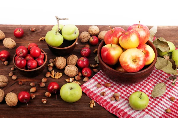 暗い背景の木のナット、ブドウ品種のリンゴのある静物。菜食主義の概念 — ストック写真