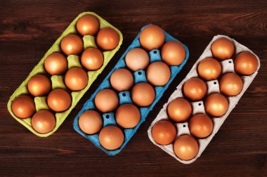 Koyu ahşap arka plan üzerinde renkli kasetlerine yumurta