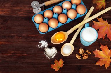 Pişirme ve koyu ahşap arka plan üzerinde tencere için malzemeler