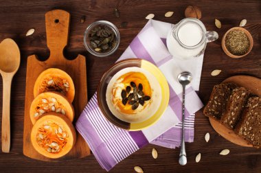 Kremalı balkabağı çorbası çorba yapmak için maddeler yanında bir ahşap zemin üzerinde. Bir vejetaryen menü kavramı