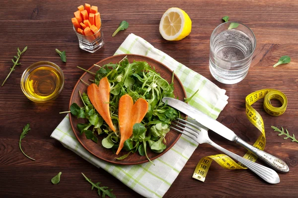 Konzept Diät Nahrung. Salat mit Rucola, Blattpüree und Möhren auf Holzuntergrund. Vegetarisches gesundes Gericht, das die Gewichtsabnahme fördert. — Stockfoto