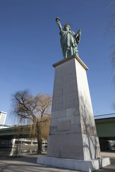Özgürlük heykeli Paris'te bir kopyasını