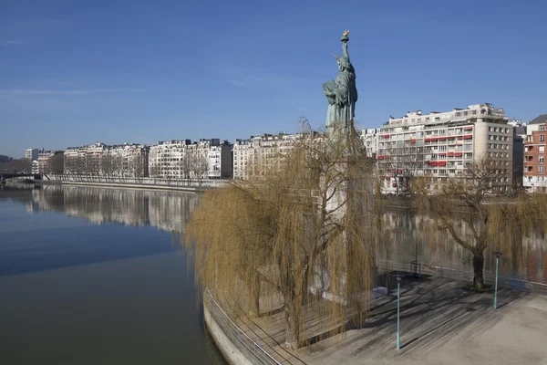 Özgürlük heykeli Paris'te bir kopyasını