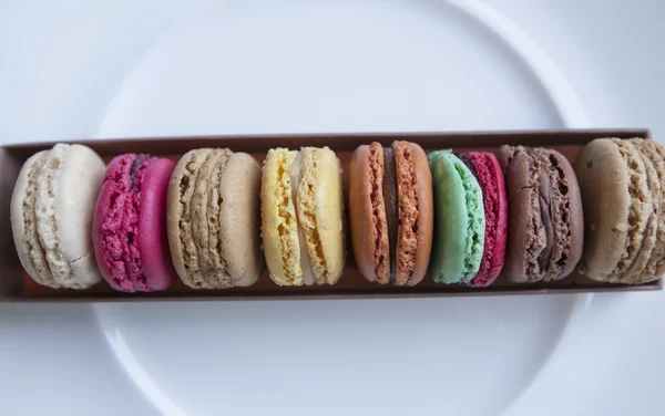 Geleneksel Fransız renkli badem kurabiyeleri.