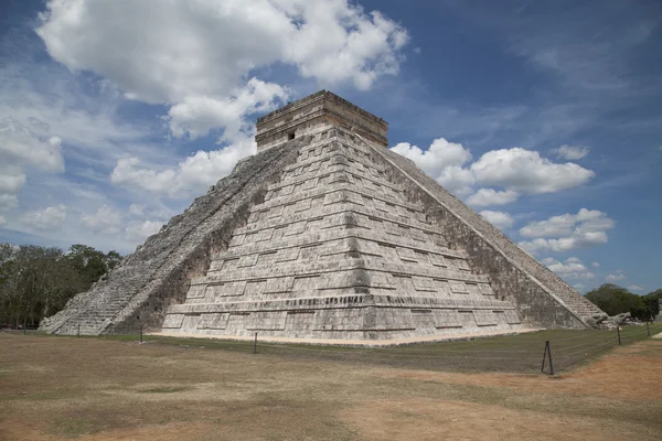 Stupňovitá pyramida v Chichén Itzá v Mexiku — Stock fotografie