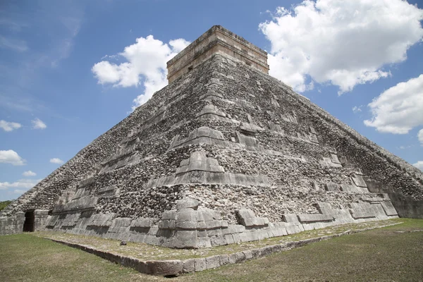 Stupňovitá pyramida v Chichén Itzá, Mexiko — Stock fotografie
