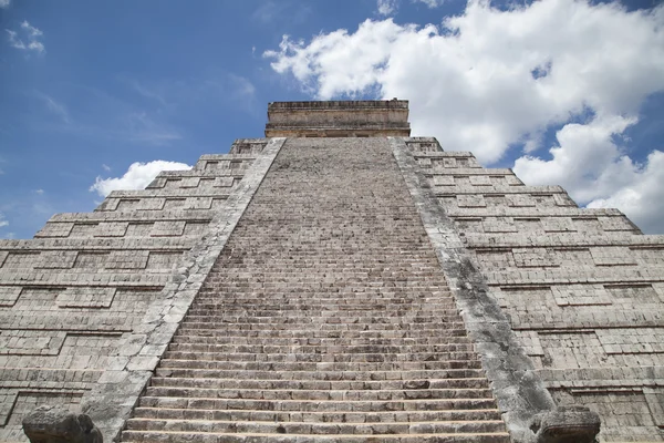 Stupňovitá pyramida v Chichén Itzá, Mexiko — Stock fotografie