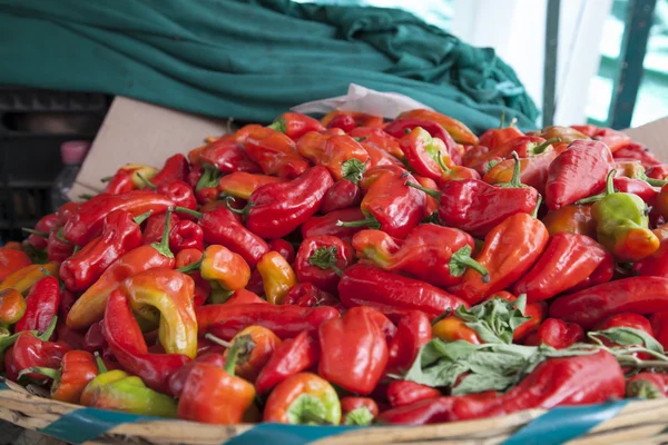 Hasır sepet içinde kırmızı biber