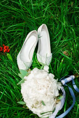 gelin buketi ve çim yerinde