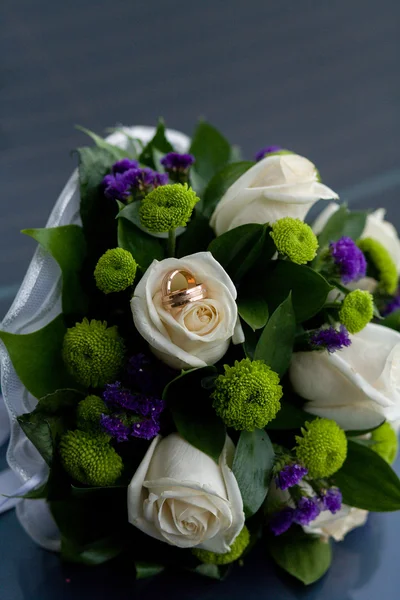 Bouquet di nozze si trova sulla macchina. Giorno del matrimonio . — Foto Stock