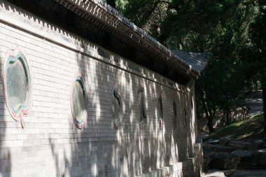 Çin binasında renkli küçük pencere