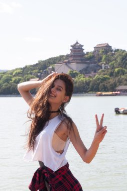 El barış işareti gösteren genç kadın