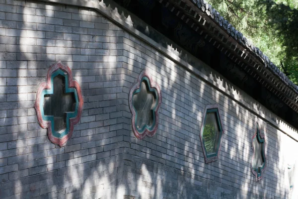 Çin binasında renkli küçük pencere — Stok fotoğraf