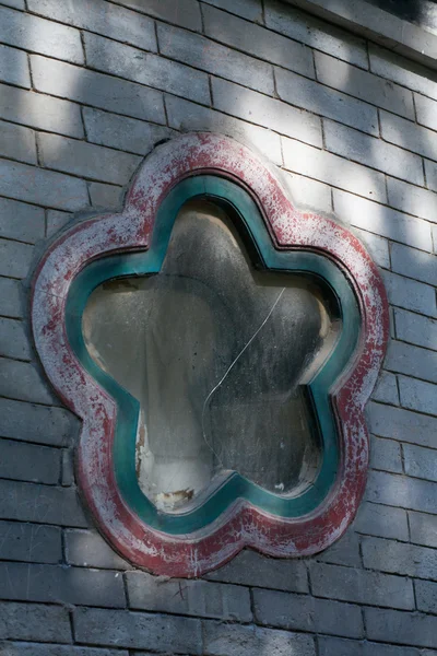 Janela pequena colorida no edifício chinês — Fotografia de Stock