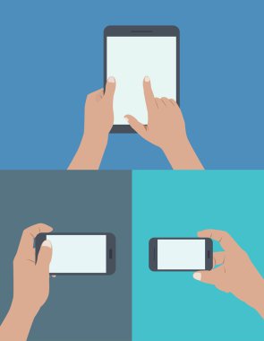 Dijital tablet ve cep telefonu tutan el.