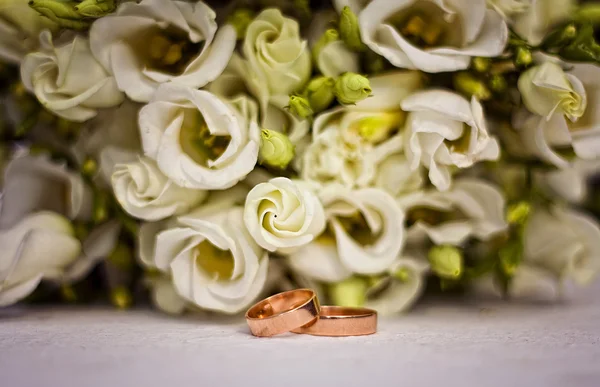 Alyans gelin buketi bir arka plan üzerinde