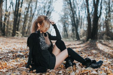 doğada poz güzel kadın