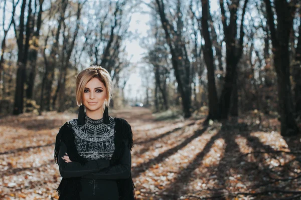 Bella donna in posa in natura — Foto Stock