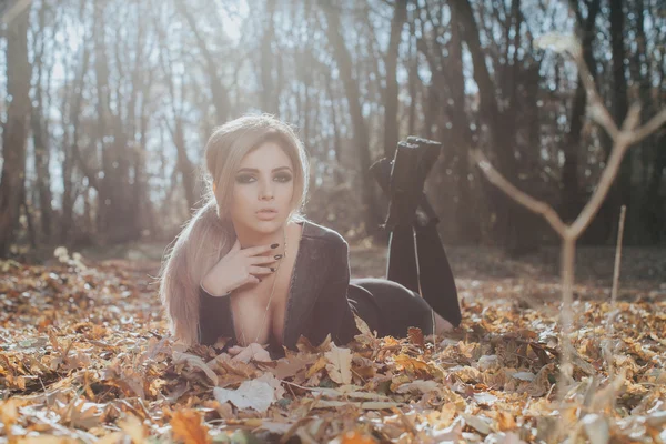 Hermosa mujer posando en la naturaleza — Foto de Stock