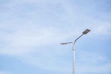 Sokak ışık yazı ve mavi gökyüzü