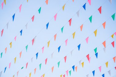 Renkli bayraklar ve mavi gökyüzü