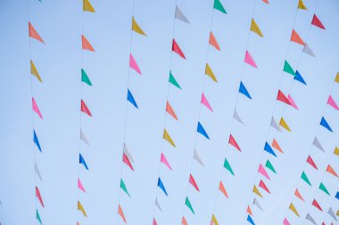 Renkli bayraklar ve mavi gökyüzü