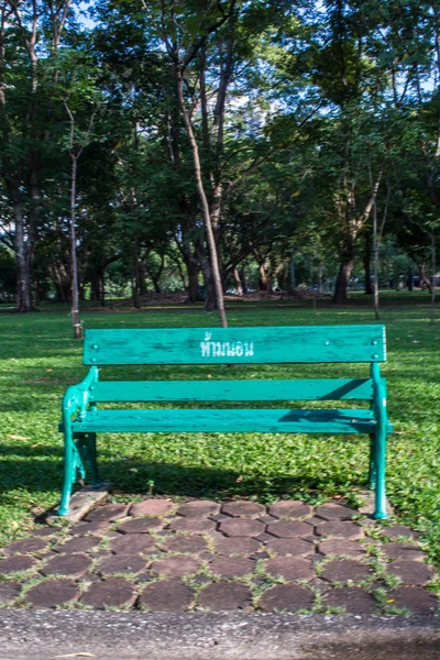 Grön stol i parken — Stockfoto