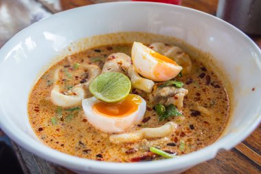 Sıcak baharatlı sahnelenen şehriye