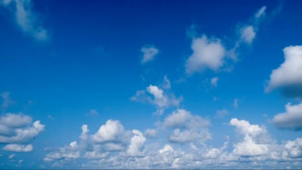 Nuage de temps lapse dans le ciel bleu — Video