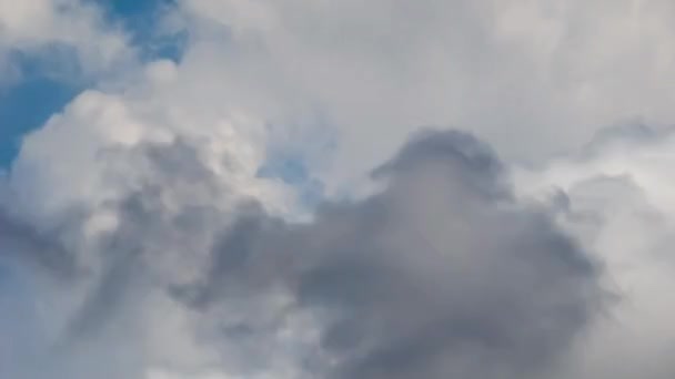 nuage de temps lapse dans le ciel bleu  