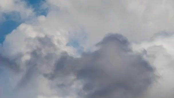 Nuvem de lapso de tempo no céu azul — Vídeo de Stock