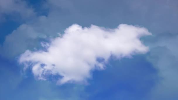 Часовий проміжок хмари на фоні блакитного неба — стокове відео