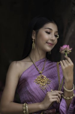 Ayutthaya döneminde geleneksel miras kostümü giyen Taylandlı kadınlar