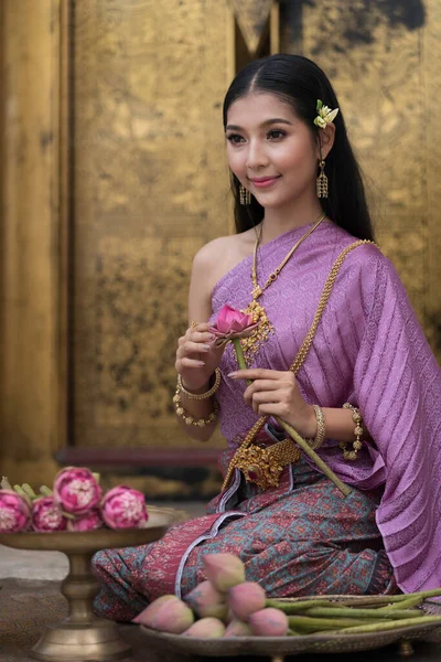 Mujeres Tailandesas Vestidas Con Trajes Tradicionales Período Ayutthaya Imagen De Stock