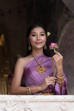 Ayutthaya döneminde geleneksel miras kostümü giyen Taylandlı kadınlar