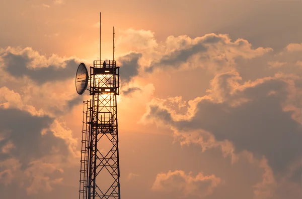 Torre di comunicazione all'alba — Foto Stock