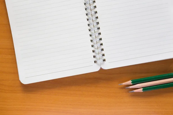 Cuaderno abierto sobre mesa de madera — Foto de Stock