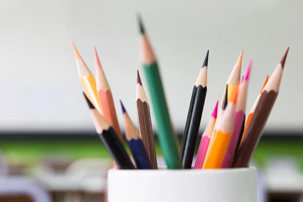 Lápices de color en recipiente blanco — Foto de Stock