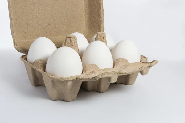 Weiße Eier im Container — Stockfoto